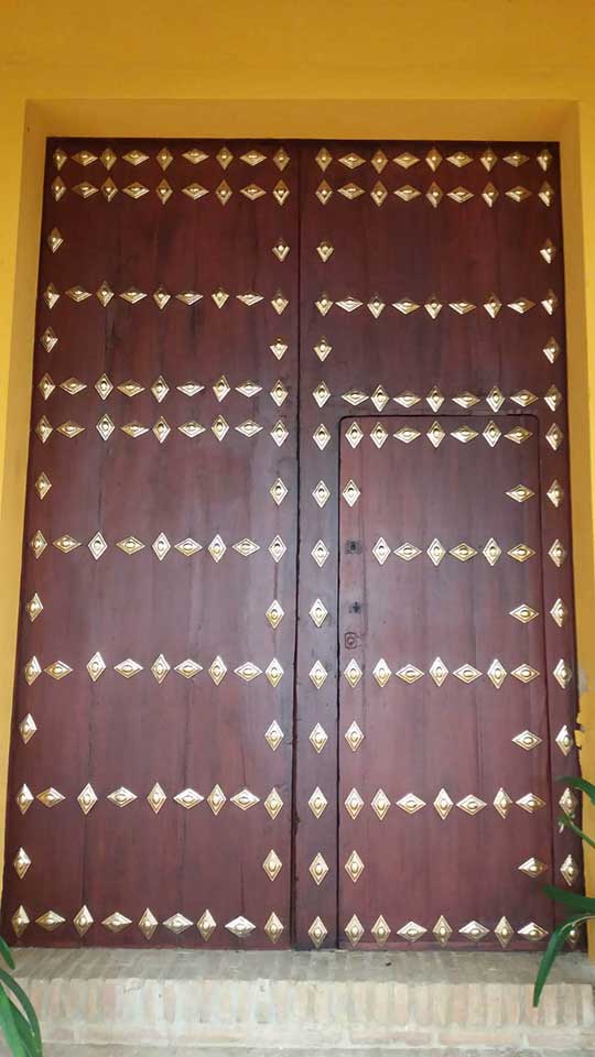 Puerta de madera restaurada